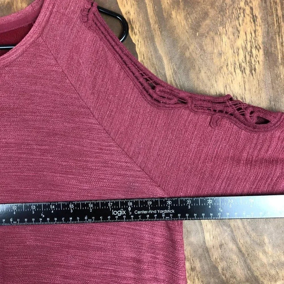 American Eagle Women's‎ Small Red Knit Blouse with Cold Shoulder & 3/4 Sleeves - Picture 4 of 7